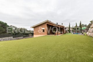 Casa a Bigues i Riells. Preciosa casa unifamiliar con piscina y gran jardín