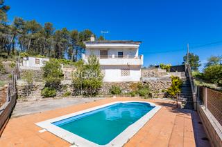 Maison à Montmell (El). Chalet de 4 vientos en entorno natural con jardín y piscina