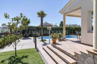 Casa a Bonavista. Magnífica propiedad con vistas al mar, piscina y gran garaje.