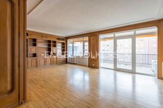 Apartament a Tres Torres. Luminoso piso con terraza en sarriátres torres
