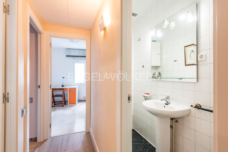 Foto bf5c95b3-4970-4e17-988a-61824a2aeb9c. Apartamento luminoso piso con vistas al puerto y al mar en Vilanova i la Geltrú