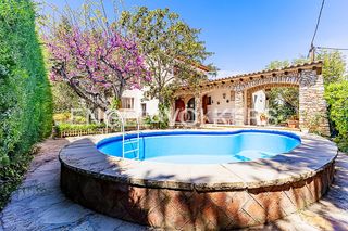 Chalet in Aiguamúrcia. Masía rústica con jardín, terraza y vistas verdes
