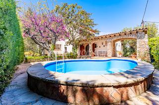 Masia a Aiguamúrcia. Masía rústica con jardín, terraza y vistas verdes