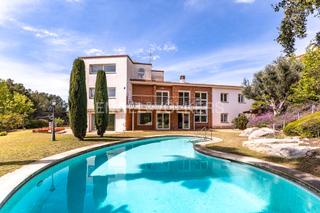 Maison à Premià de Dalt. Amplia y luminosa casa familiar con jardín, piscina y vistas al