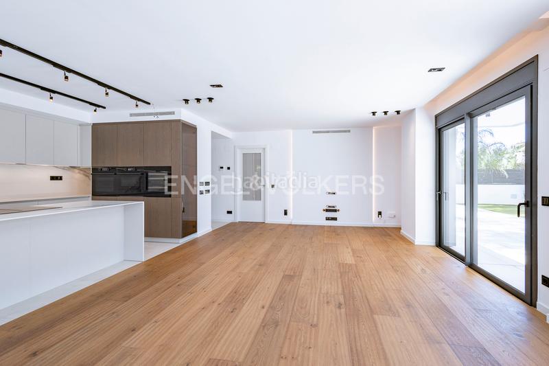 Foto 8746db75-b5b4-4e5d-b83a-24349836101a. Apartament amb calefacció aparcament piscina a Can Girona - Terramar - Vinyet Sitges