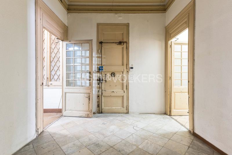 Foto 004d1588-f940-490f-bcd1-27a8a2bb7fa6. Apartamento piso único con terraza a reformar en eixample en Barcelona