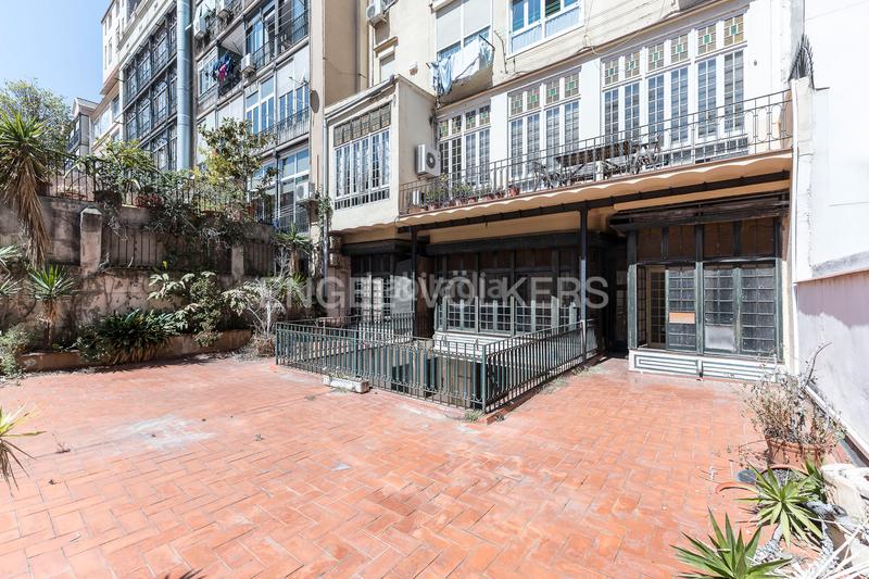 Foto 01a76690-a0b0-4cb0-9eba-1a795d93a1bb. Apartamento piso único con terraza a reformar en eixample en Barcelona