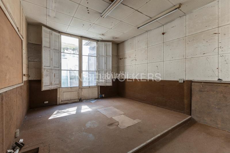 Foto 0865e4a4-9021-4637-bc74-c0d6c3a19cc1. Apartamento piso único con terraza a reformar en eixample en Barcelona