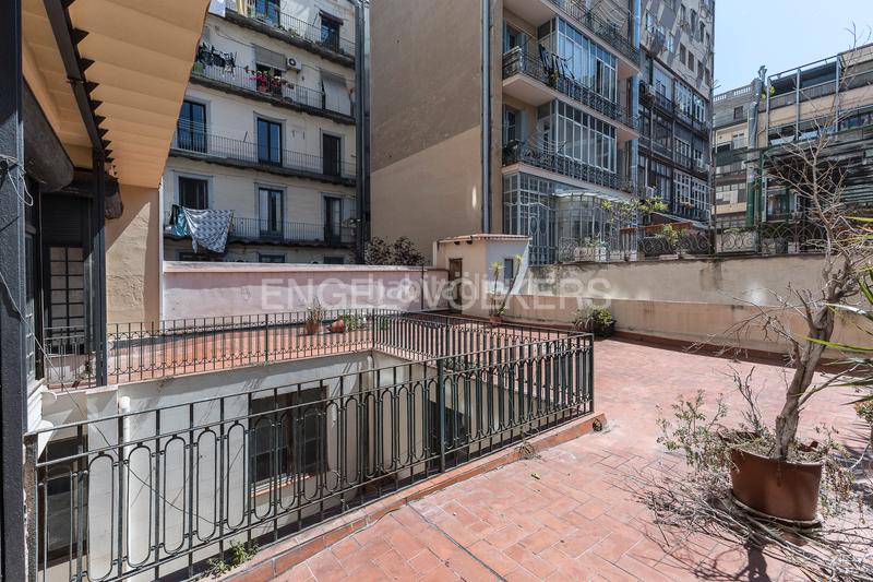 Foto 25c341ce-200a-45b8-803d-155270903947. Apartamento piso único con terraza a reformar en eixample en Barcelona