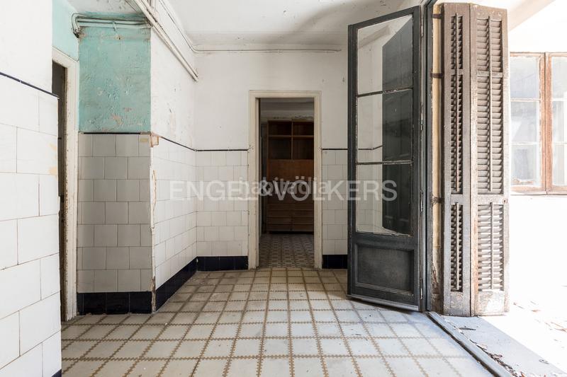 Foto 2defda0f-3b41-4c64-8a8c-711a04e25b2a. Apartamento piso único con terraza a reformar en eixample en Barcelona