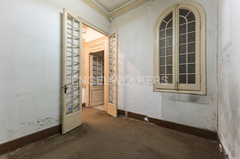 Foto 33541b02-6c3f-42bc-8085-c58c81b233ed. Apartamento piso único con terraza a reformar en eixample en Barcelona