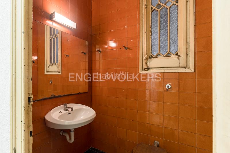 Foto 39ce82ba-97f7-4714-b67f-68b49f557c3e. Apartamento piso único con terraza a reformar en eixample en Barcelona