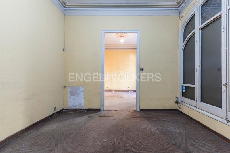 Foto 3a0e5c06-b86f-439e-810d-1bc671eb22f1. Apartamento piso único con terraza a reformar en eixample en Barcelona