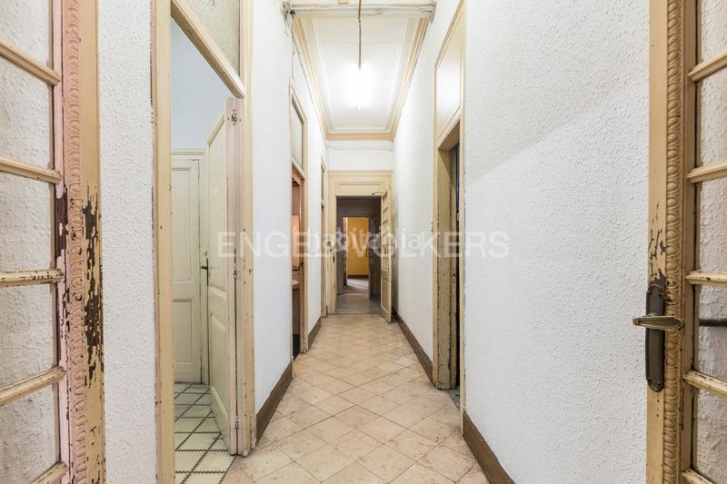 Foto 4b46fae4-6b1b-4a01-a686-45b5da0a7d22. Apartamento piso único con terraza a reformar en eixample en Barcelona