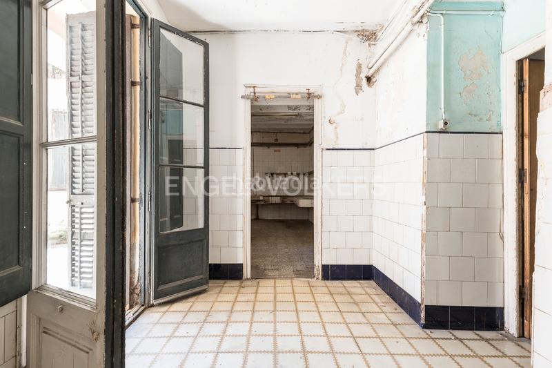 Foto 4c172636-698d-4486-90cc-87ab5455a2d4. Apartamento piso único con terraza a reformar en eixample en Barcelona