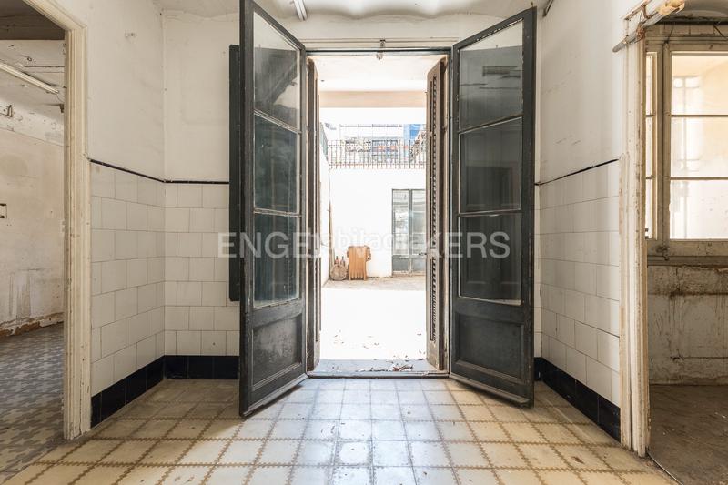 Foto 4da85cfc-0b13-4142-8cf7-884b0b54d31e. Apartamento piso único con terraza a reformar en eixample en Barcelona