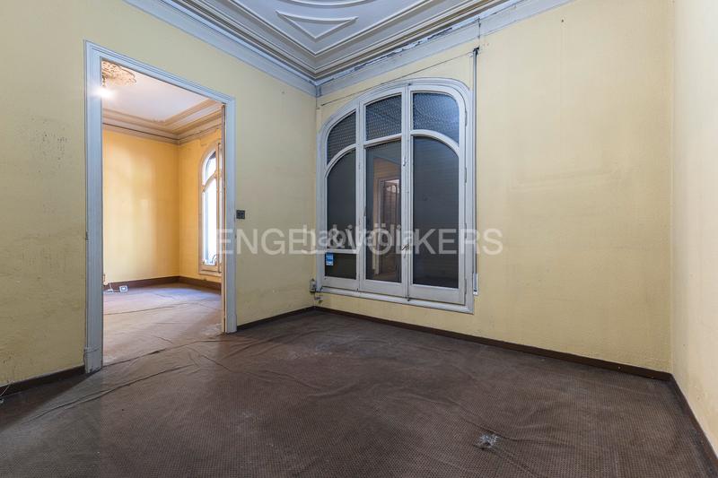Foto 51ca7ff5-6183-42dc-9c96-9621bf46b4e0. Apartamento piso único con terraza a reformar en eixample en Barcelona