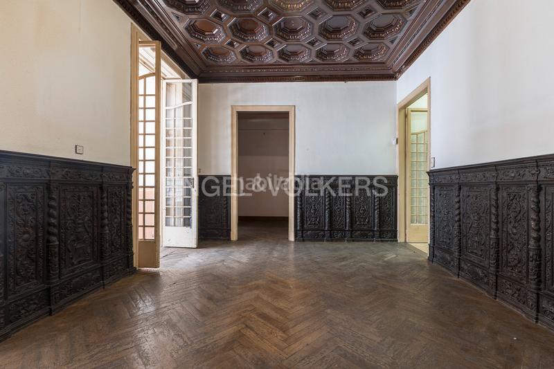 Foto 5c45fe20-91ef-4ee1-843f-bd30dd3b44b3. Apartamento piso único con terraza a reformar en eixample en Barcelona