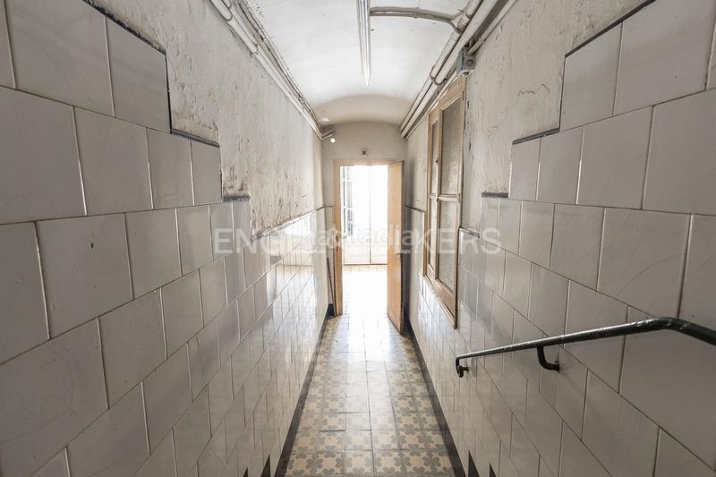 Foto 5e358651-2200-40a9-8d11-e9368f6d26a9. Apartamento piso único con terraza a reformar en eixample en Barcelona