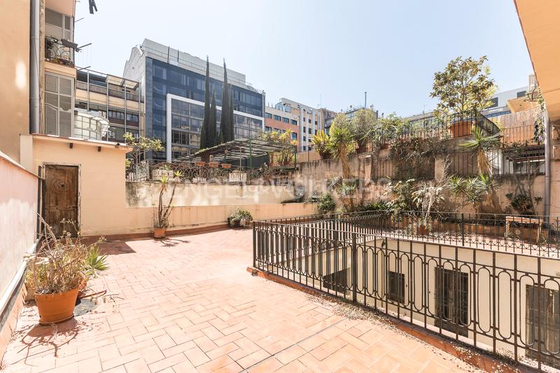 Foto 624a9dfd-46bd-47d5-b428-e7e6e03c4573. Apartamento piso único con terraza a reformar en eixample en Barcelona