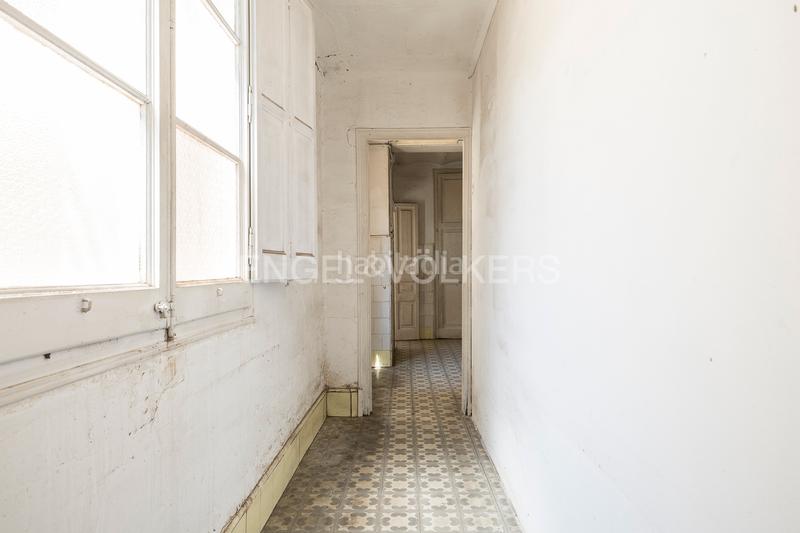 Foto 674098fb-fbda-4fce-8321-0391497566d8. Apartamento piso único con terraza a reformar en eixample en Barcelona