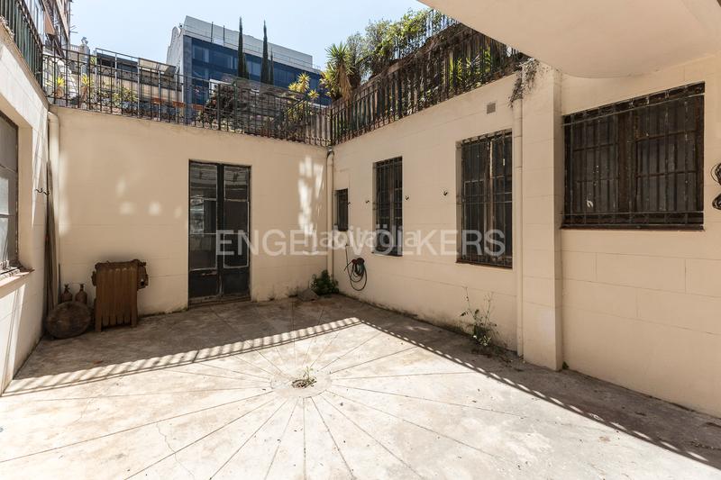 Foto 71dd0328-3379-4da6-8ab1-b0f23f54c468. Apartamento piso único con terraza a reformar en eixample en Barcelona