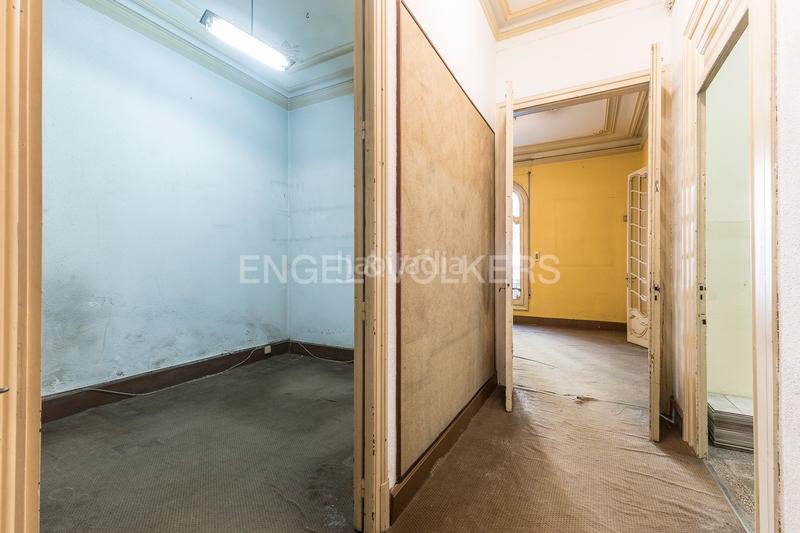 Foto 788f8c7b-d60c-4e90-b73f-3049e889b76d. Apartamento piso único con terraza a reformar en eixample en Barcelona