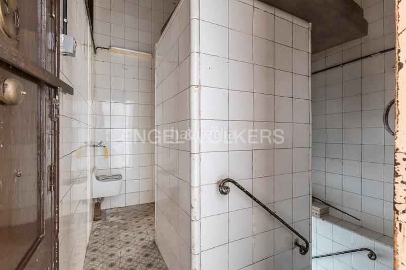 Foto 8cbe9bc4-4c42-47ea-9072-54b04447c13d. Apartamento piso único con terraza a reformar en eixample en Barcelona