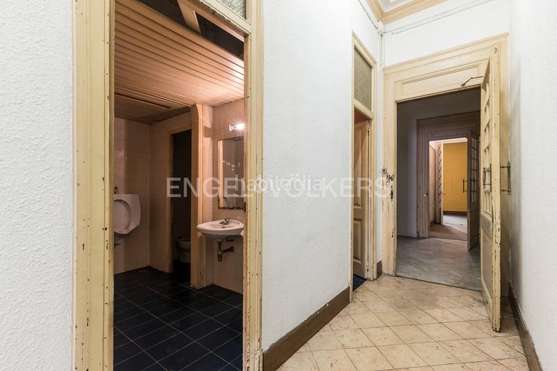 Foto 93768e46-dc6c-4b25-b8a6-d60438e1054d. Apartamento piso único con terraza a reformar en eixample en Barcelona