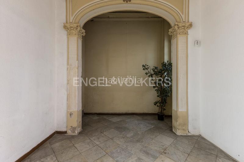 Foto 9e4cf2d7-4c65-4f61-95f0-e7845959e580. Apartamento piso único con terraza a reformar en eixample en Barcelona