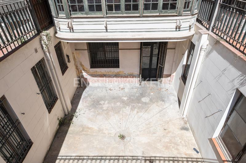 Foto aba0ce5a-0610-45dd-8ece-b92c233d3982. Apartamento piso único con terraza a reformar en eixample en Barcelona