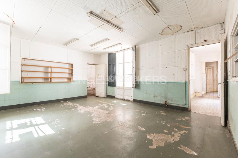 Foto aeb979d0-419f-4199-856d-52730cd5ee67. Apartamento piso único con terraza a reformar en eixample en Barcelona