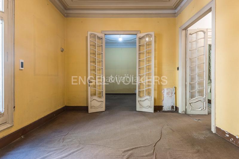 Foto cbdfd418-e3e6-426d-bf0f-7f050c30a828. Apartamento piso único con terraza a reformar en eixample en Barcelona