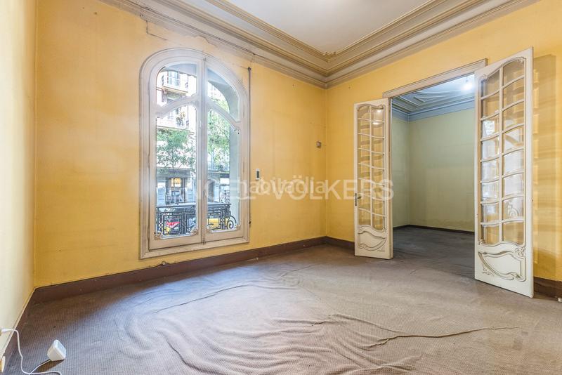 Foto ccc53da8-c941-467e-824d-b449eea69fc6. Apartamento piso único con terraza a reformar en eixample en Barcelona