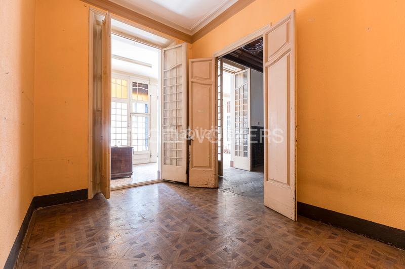 Foto d25cfda1-5744-4002-9cae-3c5e8c06fa25. Apartamento piso único con terraza a reformar en eixample en Barcelona