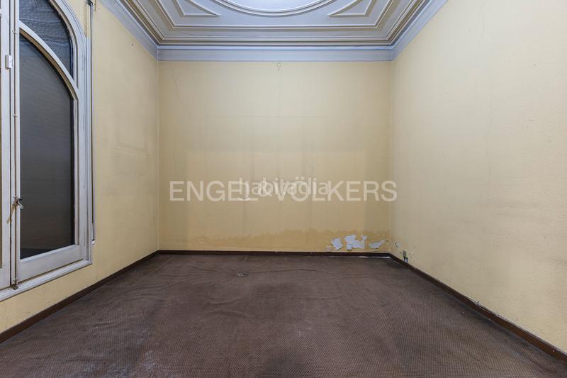 Foto d3aab11f-5d94-4268-8c87-28af6ed5426c. Apartamento piso único con terraza a reformar en eixample en Barcelona