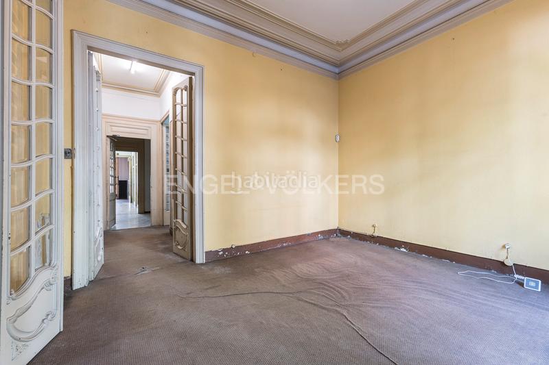 Foto d4237079-4f51-42f3-84f6-7e99e9435b55. Apartamento piso único con terraza a reformar en eixample en Barcelona