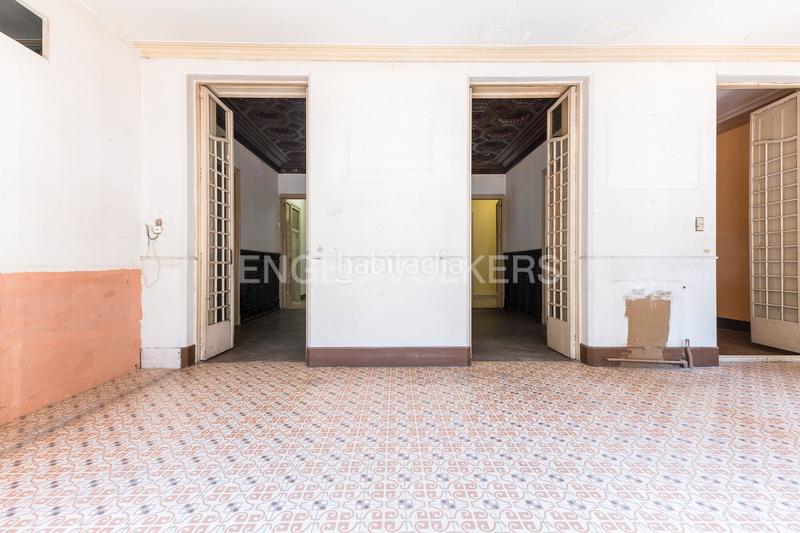 Foto dbfeb0f7-4517-4054-ab4e-f335832ef289. Apartamento piso único con terraza a reformar en eixample en Barcelona