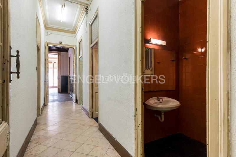 Foto dca4e927-412f-4579-ac43-e0a1b9ed032c. Apartamento piso único con terraza a reformar en eixample en Barcelona