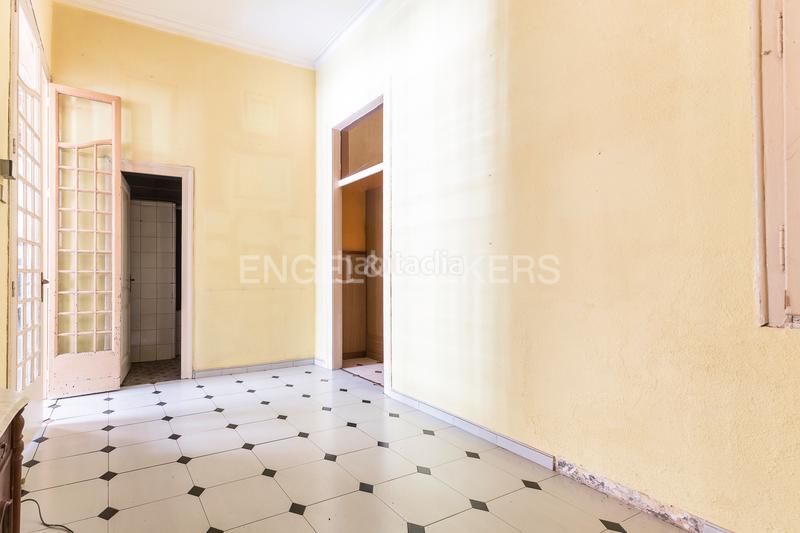 Foto e0aff732-78e8-4124-b628-add36088736b. Apartamento piso único con terraza a reformar en eixample en Barcelona