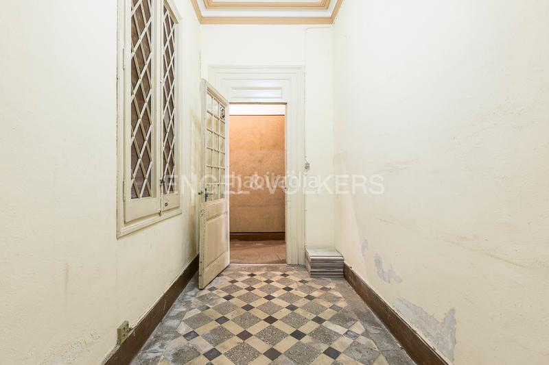 Foto e6a22f9f-6103-4221-9a66-06d386c749cf. Apartamento piso único con terraza a reformar en eixample en Barcelona