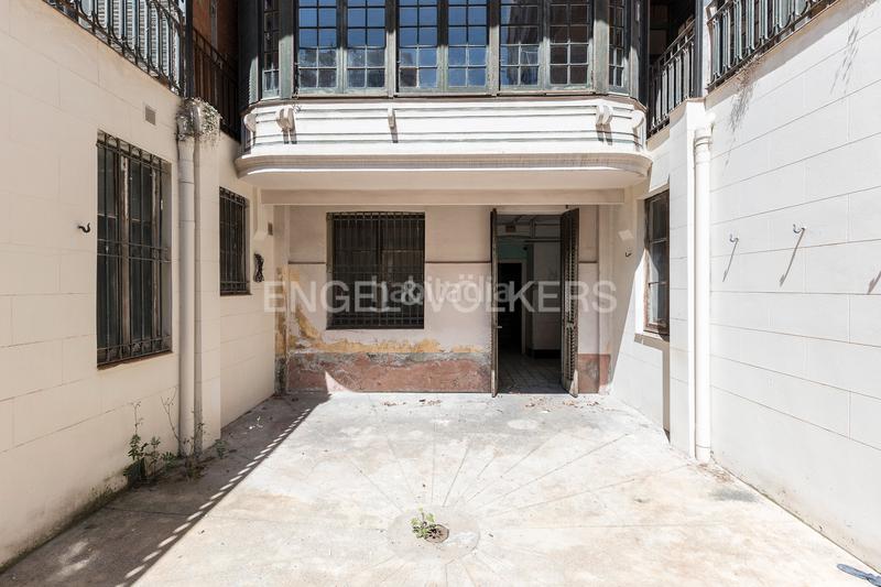 Foto f4ba8ce0-058e-4bc2-8c62-44ac8b1b1dff. Apartamento piso único con terraza a reformar en eixample en Barcelona