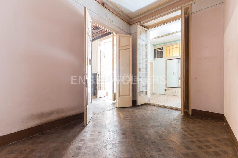 Foto f7d9d2ca-8010-4f42-8899-145406e08143. Apartamento piso único con terraza a reformar en eixample en Barcelona