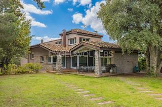 Casa a Matadepera. Magnífica casa con piscina en matadepera