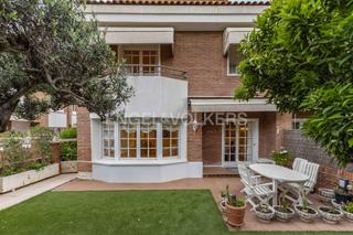 Casa a La Mallola. Casa esquinera con jardín privado en la mallola