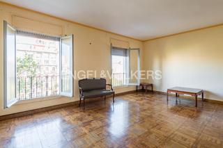 Apartament a Sant Antoni. Piso luminoso y cntrico con potencial reforma en eixample