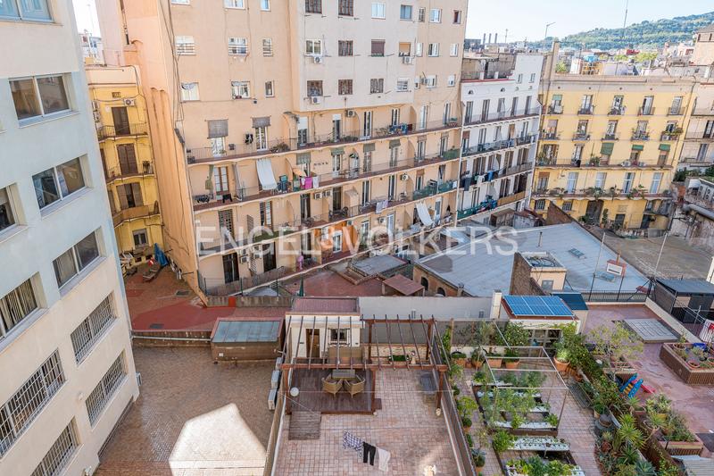 Foto cad71581-bd11-4eae-84a2-81f976b179dc. Apartamento piso alto, luminoso y céntrico en finca modernista en eixample en Barcelona