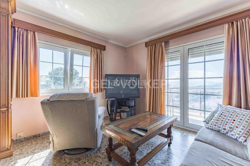 Foto 03023b70-3dd0-4cd4-a7af-145d7f89747f. Casa con riscaldamento parcheggio piscina in La Miranda Esplugues de Llobregat