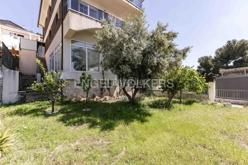 Foto a2d414e1-9ab3-413a-97f4-218f303c8963. Casa con riscaldamento parcheggio piscina in La Miranda Esplugues de Llobregat
