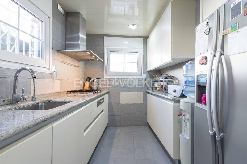 Foto aba35401-825b-463c-a59a-7c92fc495b9b. Casa con riscaldamento parcheggio piscina in La Miranda Esplugues de Llobregat